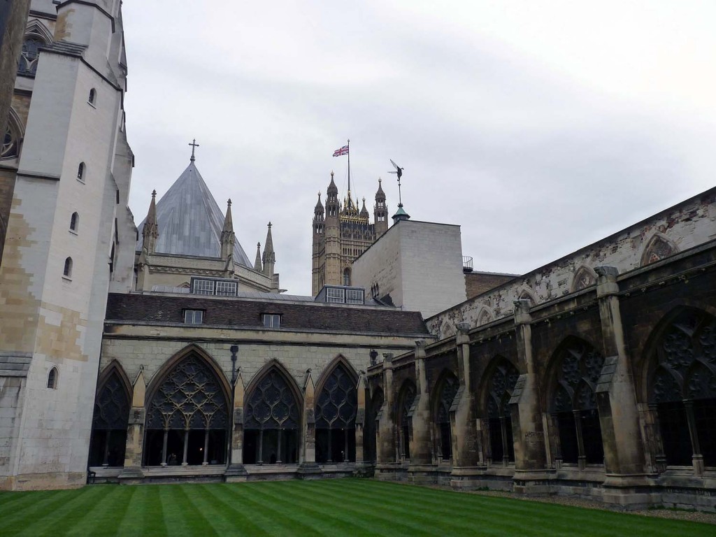 Der Garten in der Westminster Abbey mit Blick auf das Houses of Parliament