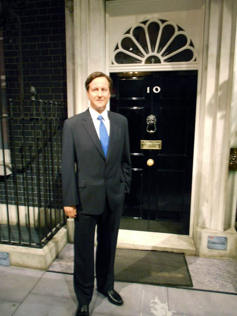 David Cameron von 2010-2016 Premiermenister vor der 10 Downing Street im Madame Tussauds