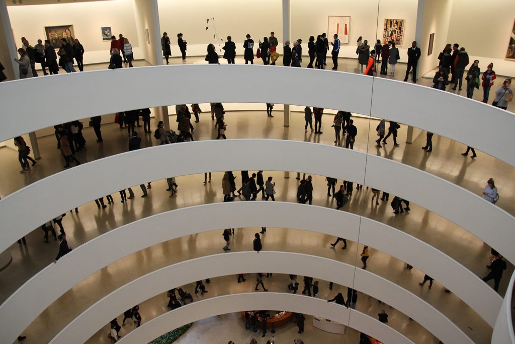 Das Guggenheim Museum besticht durch seine Architektur und den Gemälden