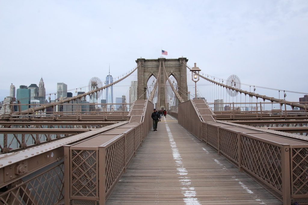 Auf der Brooklyn Bridge in Richtung Manhattan