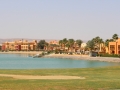 Blick auf das Hotel mit Strand vom Golfplatz aus