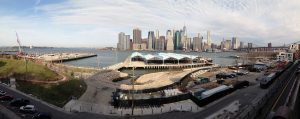 Eine tolle Aussicht von der Brooklyn Heights Promenade auf Manhattan