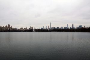 Das Jacqueline Kennedy Onassis Reservoir mit Blick auf Manhattan